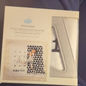 Cloud Island Muslin Blanket And Frame Set - White and Black